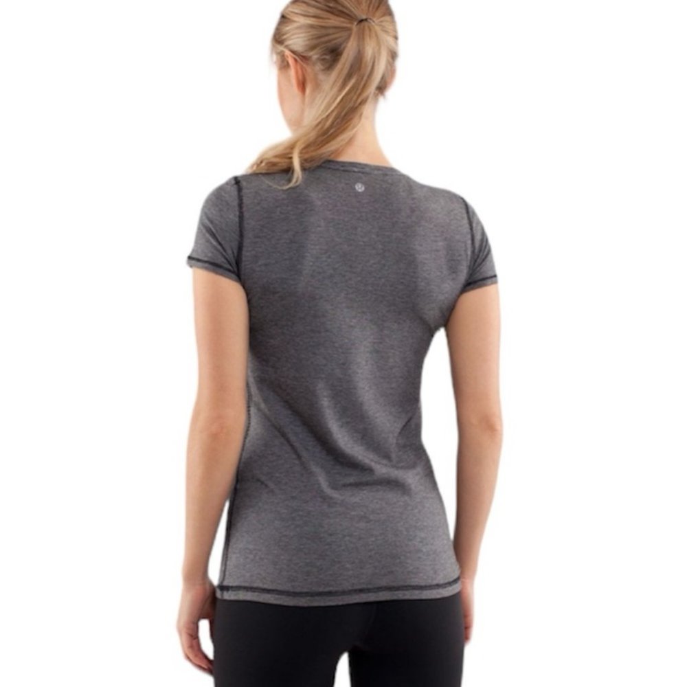 SOLDLululemon Lively Crewneck Tee Vitasea in White Black Mircostripe Size XS 2/4 - Picture 2 of 11